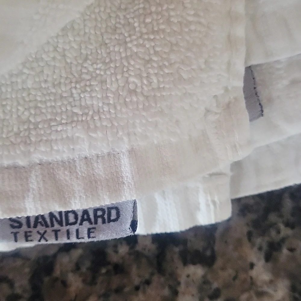 COPY Lot of 6 White Towel Set like new bath towel  x 2, rug x 2, hand towel 2